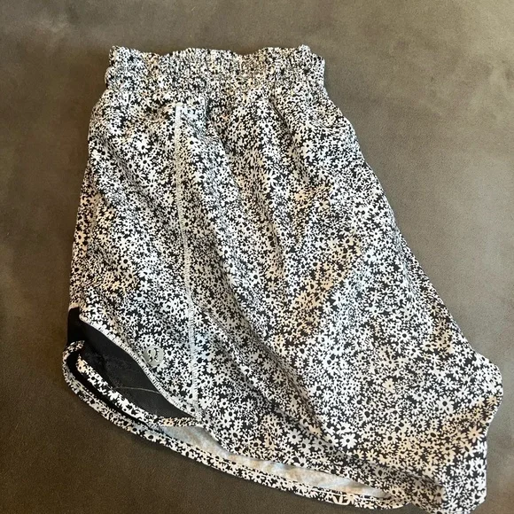 lululemon athletica rare hotty hot Shorts - Picture 2 of 3
